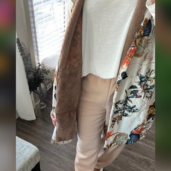 Sleeveless Floral Hooded Vest NWOT - Picture 4 of 7